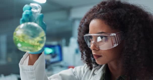 科学家 研究人员或在试管中装有液体的妇女 用于实验室分析 医学检测和分析 玻璃瓶中的生物技术 医疗保健或有医药 样品和疫苗的科学人士 — 图库视频影像
