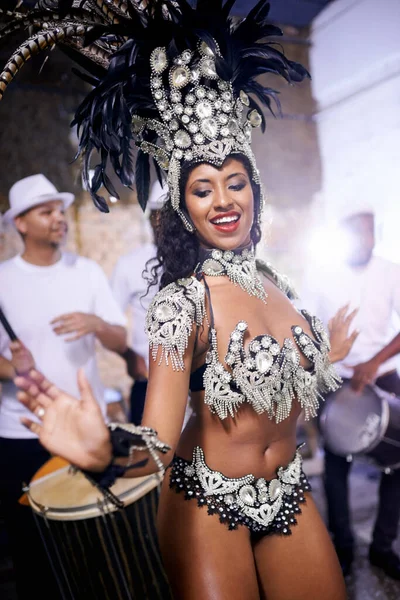 舞蹈和妇女在巴西的嘉年华 节日和活动中的表演 以庆祝夏季文化 萨尔萨 舞蹈家和富有创意的时尚人士在派对上精力充沛地听音乐或参加俱乐部活动 — 图库照片