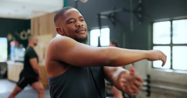 Fitness Gimnasio Hombre Negro Que Estira Los Brazos Para Cuerpo — Vídeos de Stock