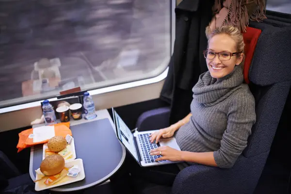 Mulher Trem Retrato Com Laptop Para Viagem Deslocamento Para Networking — Fotografia de Stock