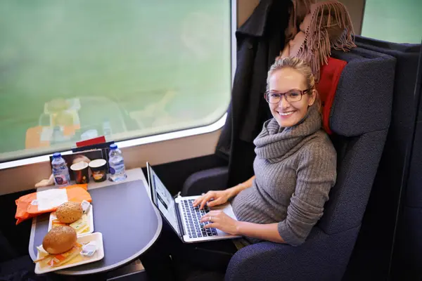 Mulher Trem Retrato Com Laptop Internet Para Viagem Viagem Com — Fotografia de Stock