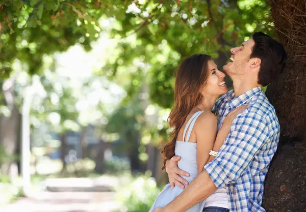 年轻夫妇在公园的树下 在夏日的阳光下 带着爱的笑容和拥抱 欣赏着阳光的美景 深情的户外和浪漫的伴侣与大自然的生活方式结合在一起 — 图库照片