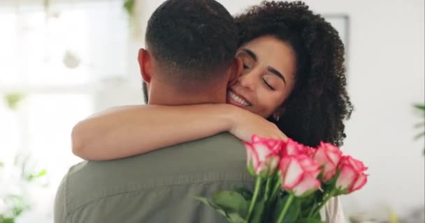 Para Uścisk Kwiaty Prezent Walentynki Miłości Bukiet Niespodzianka Związek Rocznicę — Wideo stockowe