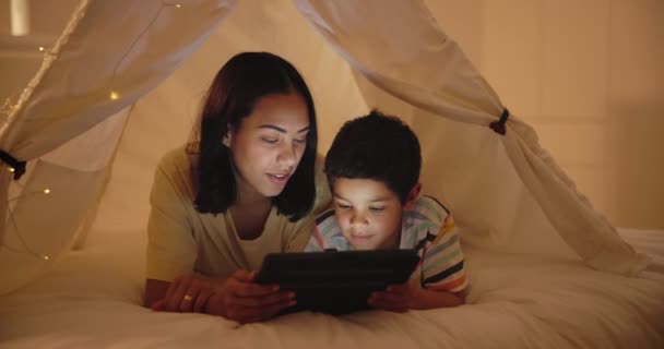 テント ベッドルーム 男の子と母親 タブレットとオンラインストーリーと週末の休憩でタイピング テクノロジーを持つ子供や家庭 ゲームや笑顔で毛布 — ストック動画