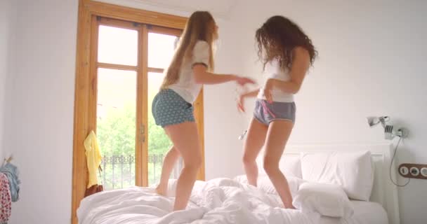 Barátok Energia Őrült Tánc Ágyon Reggel Vígjáték Hétvégén Otthon Nők — Stock videók