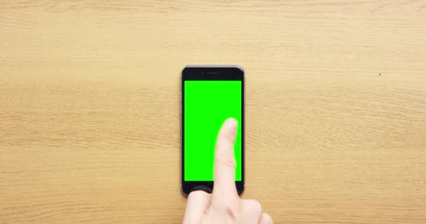 电话和绿色屏幕在桌子上的特写与打字 滚动和点击Ui促销 智能手机 手指和用户使用手机应用程序 网站或社交媒体模拟空间的经验 — 图库视频影像