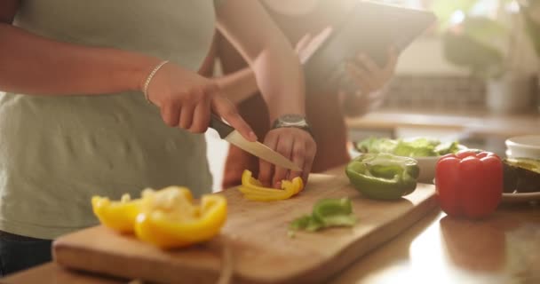 Vrouw Handen Paar Snijden Groenten Met Tablet Keuken Voor Maaltijd — Stockvideo