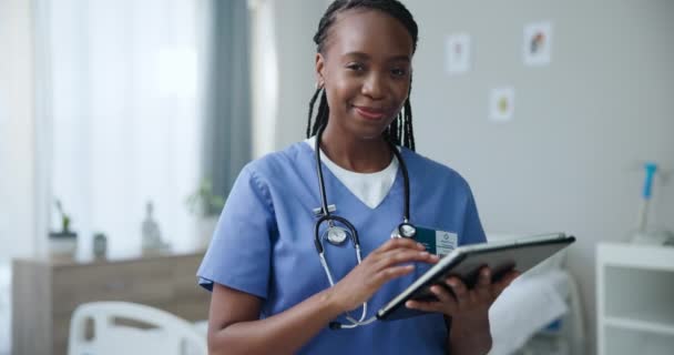 黑人妇女 医院护士和平板电脑 医疗保健和医疗时间表及数据库和检查结果 技术促进健康 在线医学信息 并在肖像中与远程健康预约 — 图库视频影像