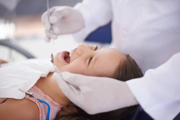 Ragazza Bambino Dentista Con Strumenti Assistenza Sanitaria Malattie Gengivali Igiene — Foto Stock