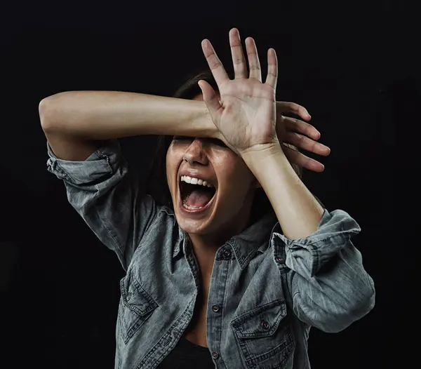 Руки Стресс Ужас Женщиной Кричащей Студии Черном Фоне Реакции Страх — стоковое фото