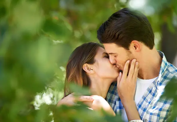 カップル ガーデン キスは 自然公園で抱擁する愛と絆とロマンス または一緒に旅行する夏の愛情との男 幸せな関係 — ストック写真