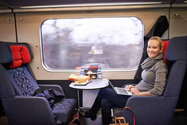 Viagens Laptop Retrato Mulher Feliz Trem Para Deslocamento Viagem Viagem — Fotografia de Stock