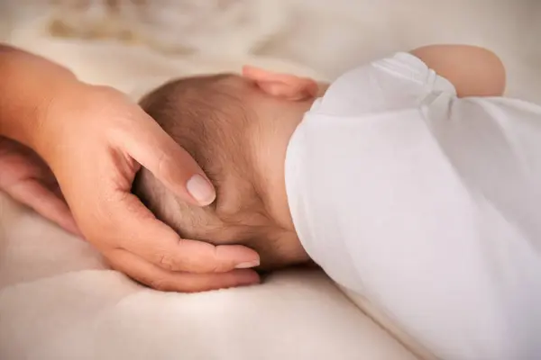 Μωρό Ύπνος Και Χέρια Του Γονέα Στο Κρεβάτι Για Φροντίδα — Φωτογραφία Αρχείου