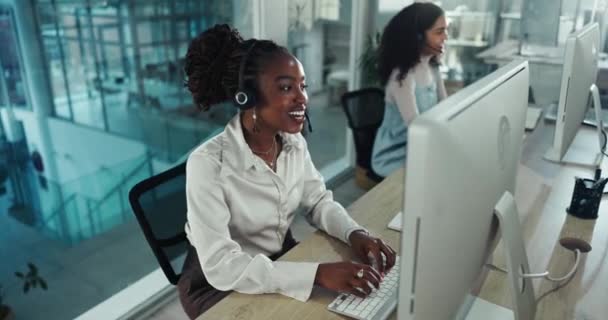 Ευτυχισμένη Μαύρη Γυναίκα Και Εργάζονται Τηλεφωνικό Κέντρο Γραφείο Τεχνική Υποστήριξη — Αρχείο Βίντεο