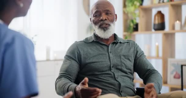 Diskuse Zdravotní Sestra Starší Muž Obývacím Pokoji Pečovatelského Domu Lékařskou — Stock video