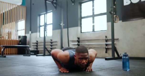 Άνθρωπος Γυμναστήριο Και Push Ups Στην Προπόνηση Δύναμη Την Άσκηση — Αρχείο Βίντεο