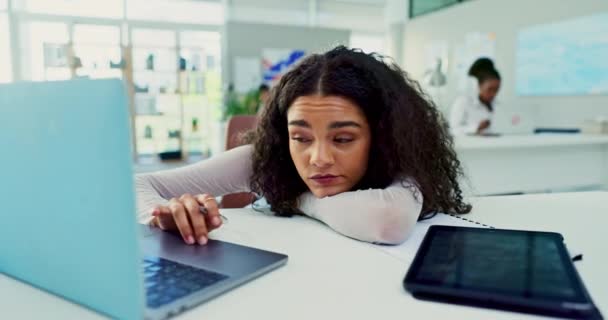 笔记本电脑 疲惫不堪 厌倦了女商人在办公室的桌子上躺着 疲惫不堪或疲惫不堪 工作场所的计算机 不快乐或情绪低落的年轻员工 — 图库视频影像