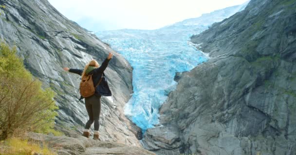 Gleccser Tárt Karok Vagy Túrázás Hegyi Utazás Kaland Felfedezni Nyaralás — Stock videók