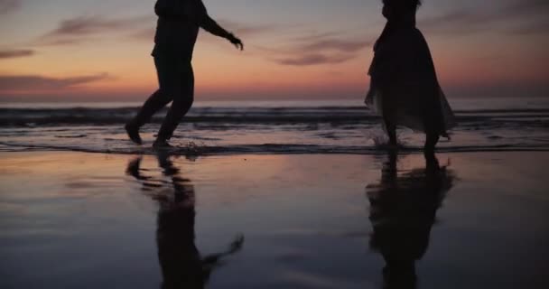 Para Sylwetka Taniec Plaży Tworzenia Więzi Splash Wody Lub Zabawy — Wideo stockowe