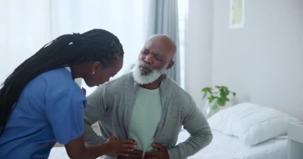 Senior Zorg Verpleegkundige Zwarte Man Met Buikpijn Voor Advies Gezondheidszorg — Stockvideo