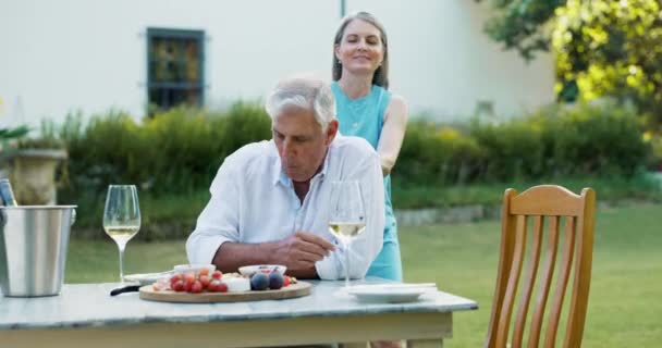 Senior Couple Déjeuner Plein Air Avec Câlin Pour Date Anniversaire — Video
