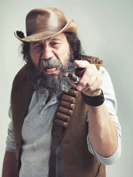 Velho Cowboy Ponto Rosto Irritado Estúdio Traje Cachimbo Para Retrato — Fotografia de Stock