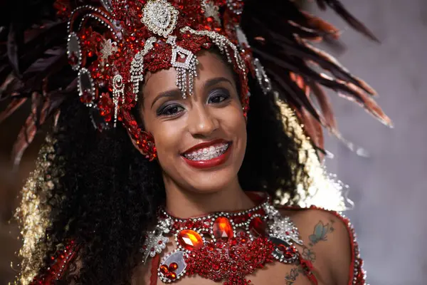 在巴西 狂欢节 舞蹈和女人像在表演 舞者身穿宝石服装 头戴羽毛头饰 桑巴和欢乐的节日文化与才华 — 图库照片