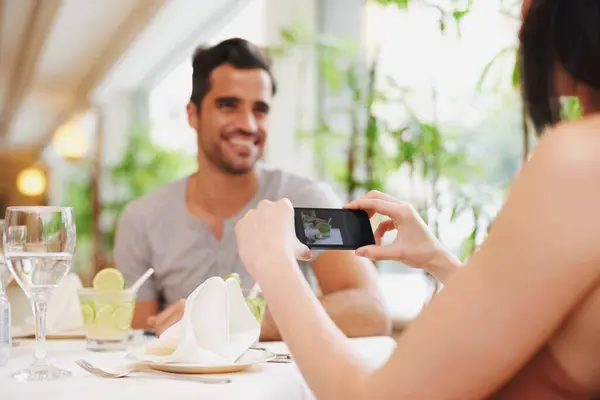 Restaurante Hombre Mujer Tomando Fotos Comida Almuerzo Con Aplicación Digital —  Fotos de Stock
