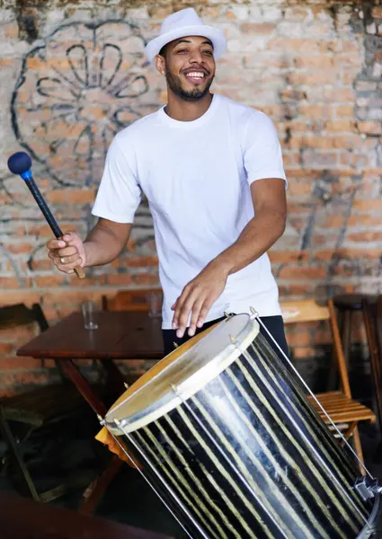Música Bateria Carnaval Com Homem Feliz Tocando Instrumento Festival Rio — Fotografia de Stock