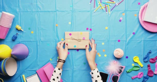Handen Feesttafel Doos Voor Close Voor Decoratie Confetti Ballonnen Voor — Stockvideo