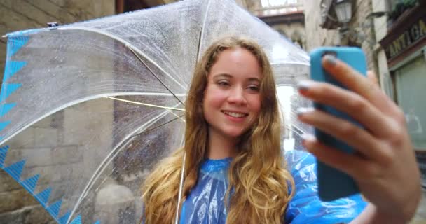 Kvinne Paraply Selfie Regn Gate Fornøyd Med Nettbloggoppdatering Ferie Barcelona – stockvideo