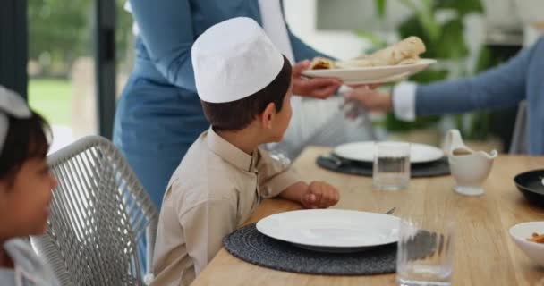 Muzułmanin Rodzina Dzieci Jedzeniem Lub Obiadem Jadalni Dla Eid Islamskiej — Wideo stockowe
