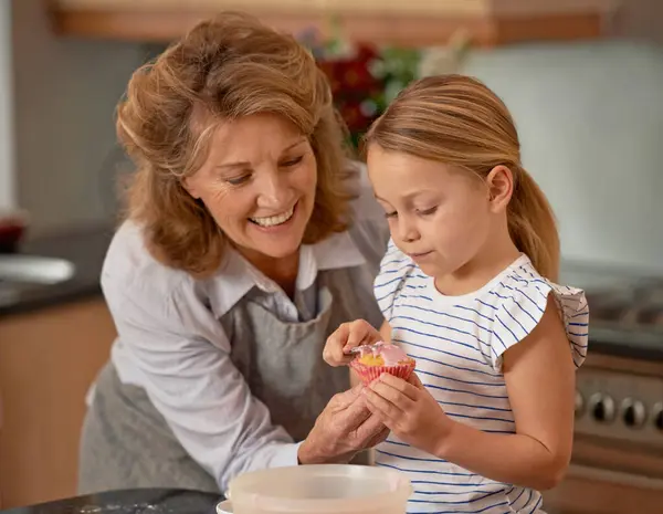 Yaşlı Kadın Çocuk Gülümseme Yemek Pişirmek Öğretmek Aile Evinde Birlikte — Stok fotoğraf