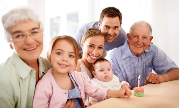 肖像画 生日派对 纸杯蛋糕 蜡烛等庆祝快乐的人们在家里 祖父母和子女带着蛋糕或甜点庆祝周年 世世代代面带微笑 — 图库照片