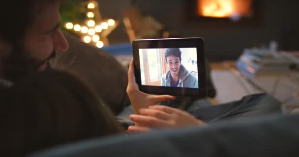 Tableta Video Hovor Ahoj Pár Přáteli Pohovce Obývacím Pokoji Domova — Stock video