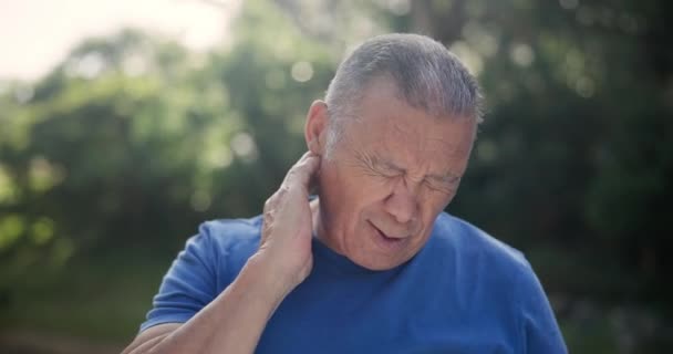 Vieil Homme Douleur Cou Plein Air Blessure Colonne Vertébrale Avec — Video