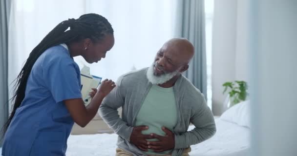 シニアケア 看護師 黒人の男性は アドバイス ヘルスケア ベッドでの試験のために胃の痛みを伴います 医療評価 チェック ヘルプのための相談で介護者との同性愛 腹部および成熟した人 — ストック動画