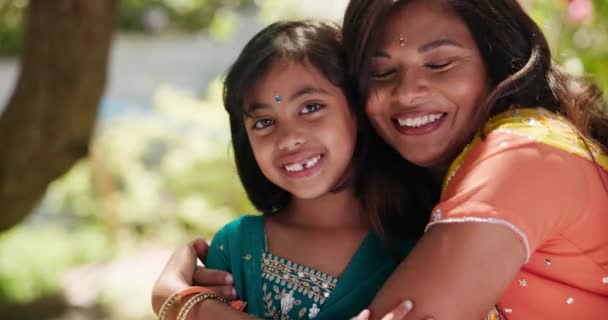 Mãe Indiana Filha Sorriso Com Abraço Retrato Por Amor Ligação — Vídeo de Stock