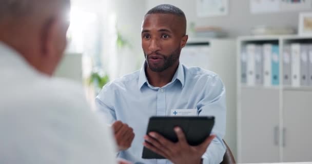 Hombre Negro Médico Tableta Con Paciente Para Consulta Diagnóstico Pasos — Vídeo de stock