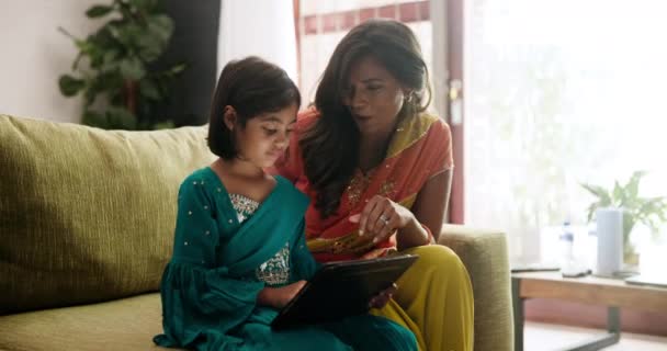 和高五一起在家中客厅的平板电脑上与电子学习应用程序 成功或在线课程 印度家庭住房中的教育 拥有数码触摸屏的母女女童 — 图库视频影像