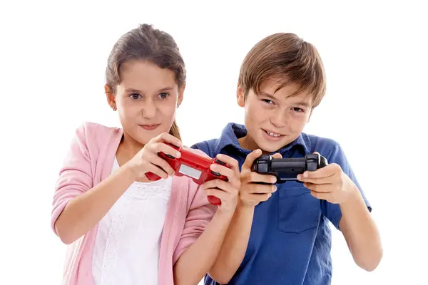 电子游戏 工作室兄弟姐妹控制器 白底竞赛等 男孩或家庭儿童有游戏 媒体和策略竞争 欺骗或游戏 — 图库照片