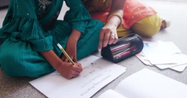 Anne, çocuk ve eller evde eğitim, İngilizce ve yerde okuma yazma öğrenimi için. Hintli aile, ebeveyn ya da kız çocuğu yaratıcı kelimeler ve öğrenme, öğretim ya da okul desteği ile.