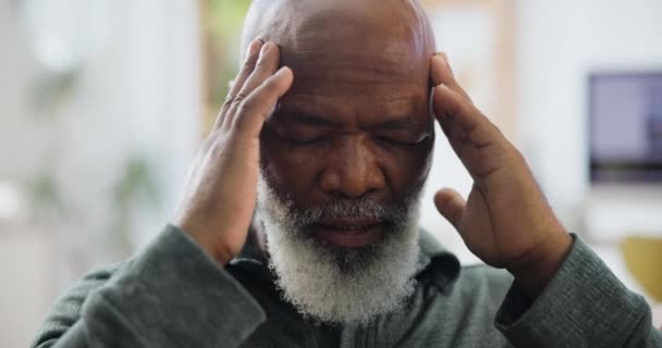 头疼和老年人在一个有眩晕 疼痛或精疲力尽危机的房子里 紧张或年迈的非洲男性 伴有太阳穴按摩 脑雾缓解 偏头痛或过度思考 — 图库视频影像