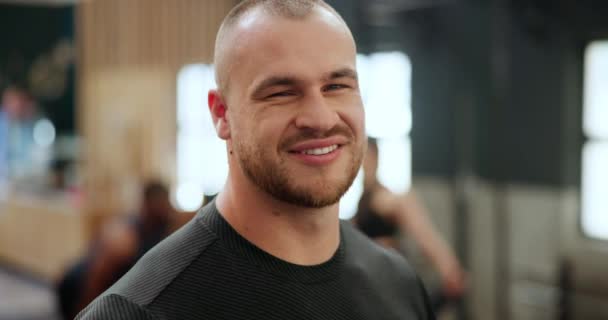 Homem Sorriso Rosto Com Fitness Ginásio Treinamento Para Saúde Bem — Vídeo de Stock
