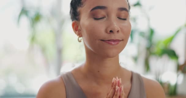 リビングルームでの健康 ウェルネス ケアのための家庭での瞑想 女性とナスト 禅のための家で精神的な練習とラウンジでアフリカの女性の穏やかでリラックスして呼吸 — ストック動画