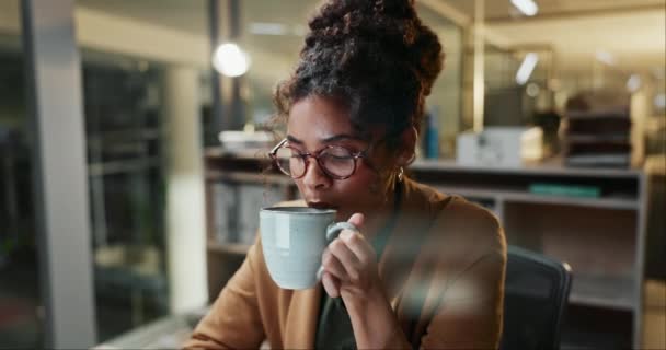 Kobieta Kawa Późno Nocy Lub Online Laptopie Lub Czytania Badań — Wideo stockowe