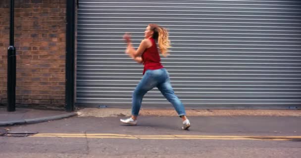 Kobieta Taniec Ulica Świętowania Energii Lub Zadowolony Osiągnięć Zawodowych Podekscytowany — Wideo stockowe