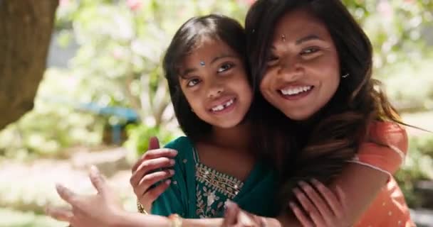 印度的孩子 幸福地在肖像中拥抱着 在花园里养育 粘合和关爱 微笑着 面带微笑 穿着传统印度教服装亲吻 以便在家中联系 爱和照料 — 图库视频影像
