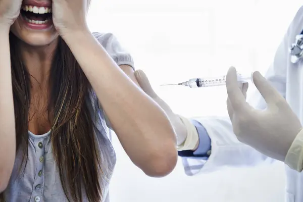 Iniezione Paziente Medico Siringa Con Paura Urlo Ago Vaccinazione Antinfluenzale — Foto Stock