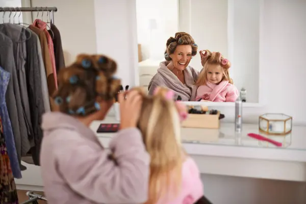 Anne Çocuk Aynada Saçlarla Oynamak Güzellik Ilgi Yardım Için Hazırlanmak — Stok fotoğraf